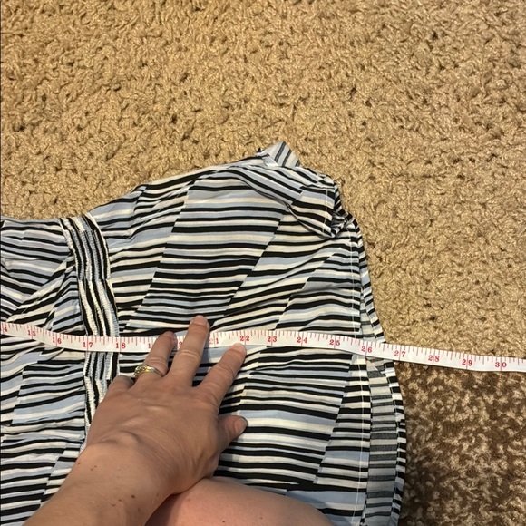 Banana Republic Black and White Patterned Pretend Wrap Blouse - Picture 13 of 13